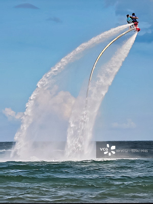 海上空中飞人图片素材
