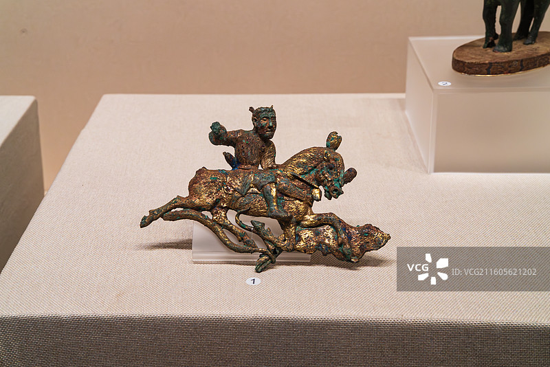 骑马人物青铜雕塑图片素材