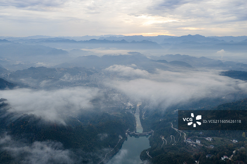 晨雾下的宣恩县城图片素材