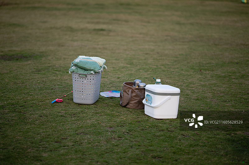 草坪上的户外露营物资图片素材