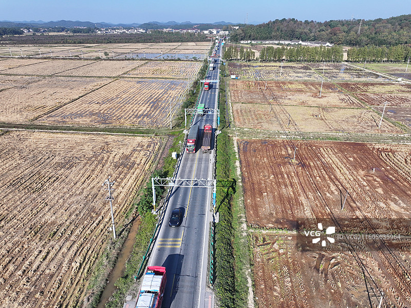 206国道贯通南北，堪称中国最繁忙的公路之一。本照片为江西省抚州市金溪县陆坊乡路段。图片素材