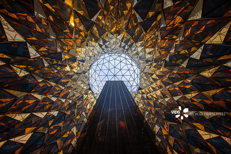 南京金鹰世界水晶树：几何玻璃穹顶与摩天大楼的视觉交响图片素材