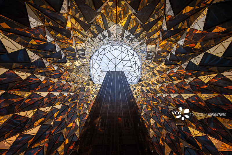 南京金鹰世界水晶树：几何玻璃穹顶与摩天大楼的视觉交响图片素材