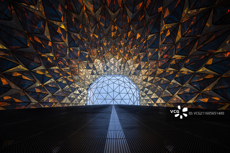 南京金鹰世界水晶树：几何玻璃穹顶与摩天大楼的视觉交响图片素材