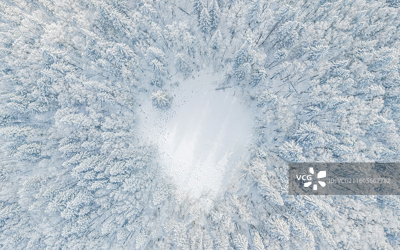 冬季日光下，无人机航拍吉林省延边仙峰国家森林公园老里克湖景区心形湖泊雾凇自然风光。图片素材