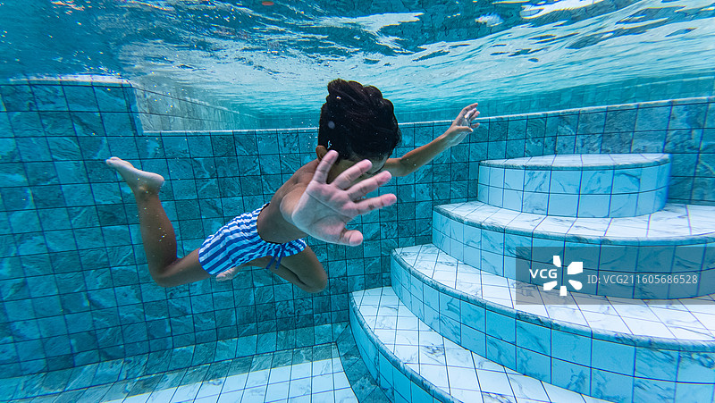 在游泳池里的男孩图片素材