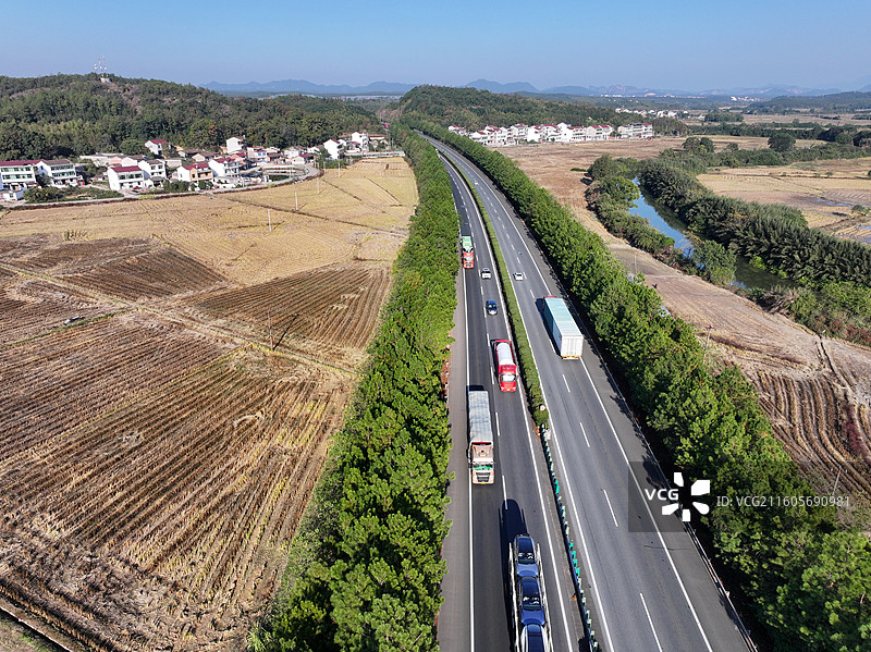 济广高速是中国一条重要的南北向交通大动脉。本照片拍自济广高速江西抚州金溪县路段。图片素材
