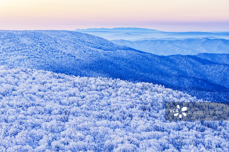 冬季日出时分，无人机航拍吉林省延边仙峰国家森林公园老里克湖、长白山雪岭远眺雄伟长白山。图片素材