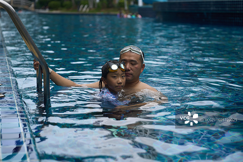游泳池中的父女图片素材
