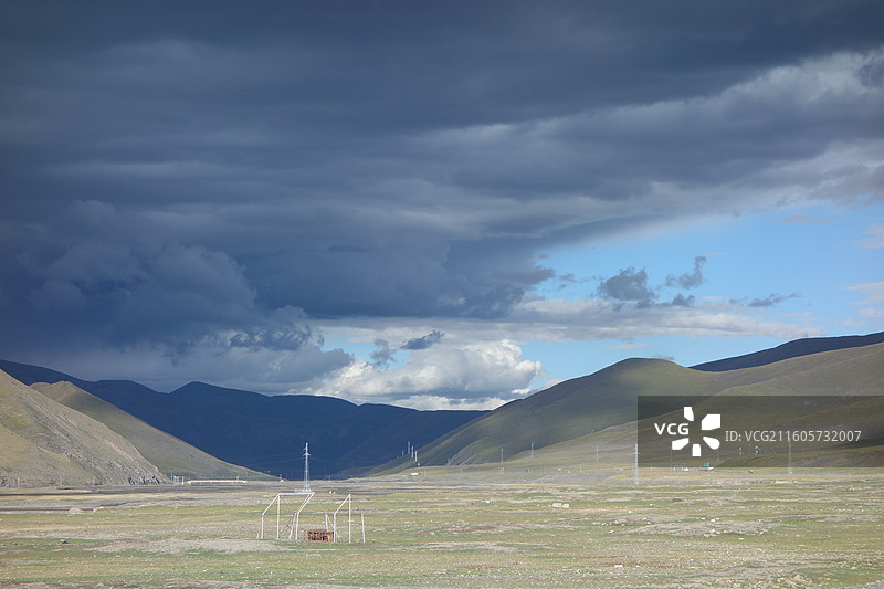 青海省玉树州曲麻莱县G215国道：曲麻莱老县城遗址天空乌云图片素材