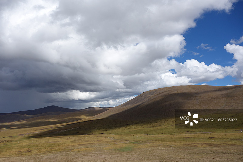 青海省玉树州称多县和果洛州玛多县交界处：G214国道西澜线西景线巴颜喀拉山口图片素材