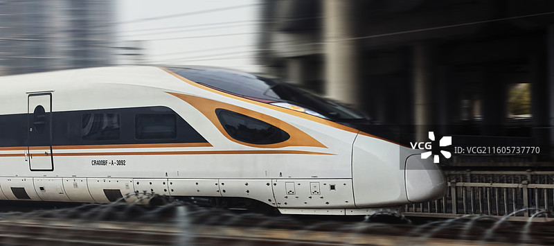 中国速度・复兴号金凤凰疾驰图片素材