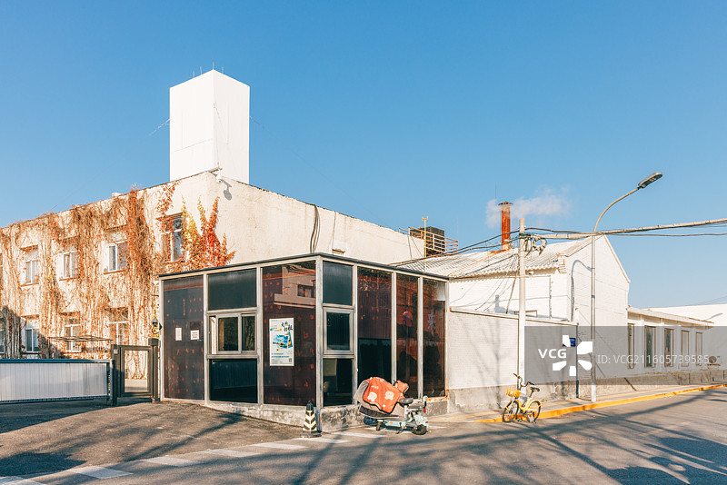 晴朗蓝天下的建筑景观图片素材