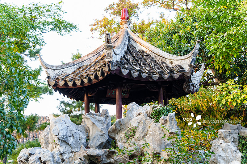 中国古代建筑亭子 六角亭 六角飞檐亭  秋日苏州园林风光六角亭 苏州园林怡园六角亭 园林凉亭图片素材
