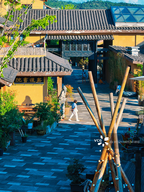 中式院落木构、绿植环绕，阳光洒下，“嘉遁書院” 藏着岁月静好的治愈感图片素材