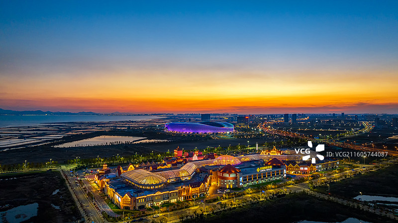 航拍青岛首创奥莱晚霞夜景图片素材