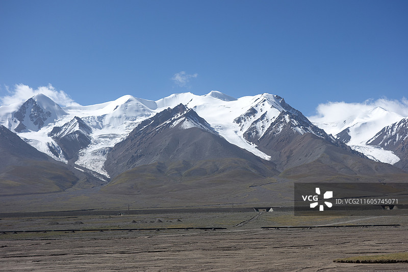 青海省格尔木市G109国道青藏公路：昆仑山口玉珠峰图片素材