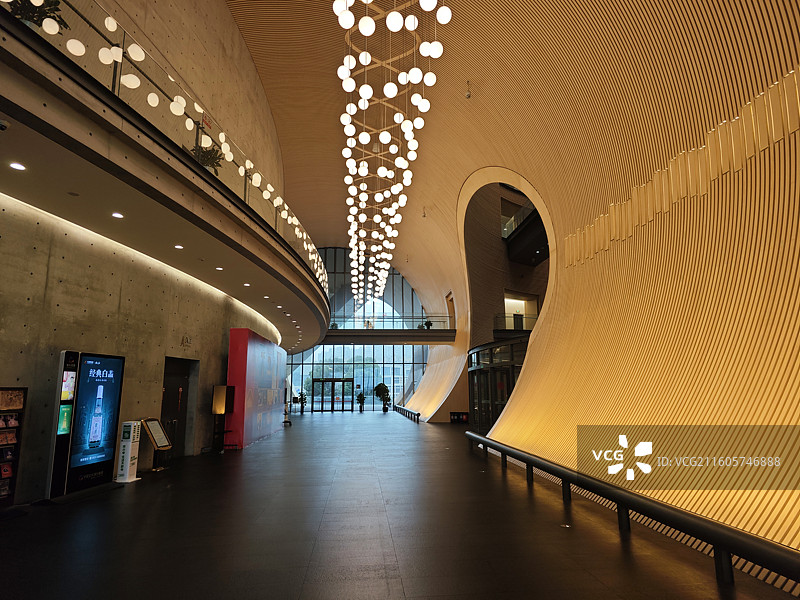 上海保利大剧院室内装修豪华木质灯光安藤忠雄设计图片素材