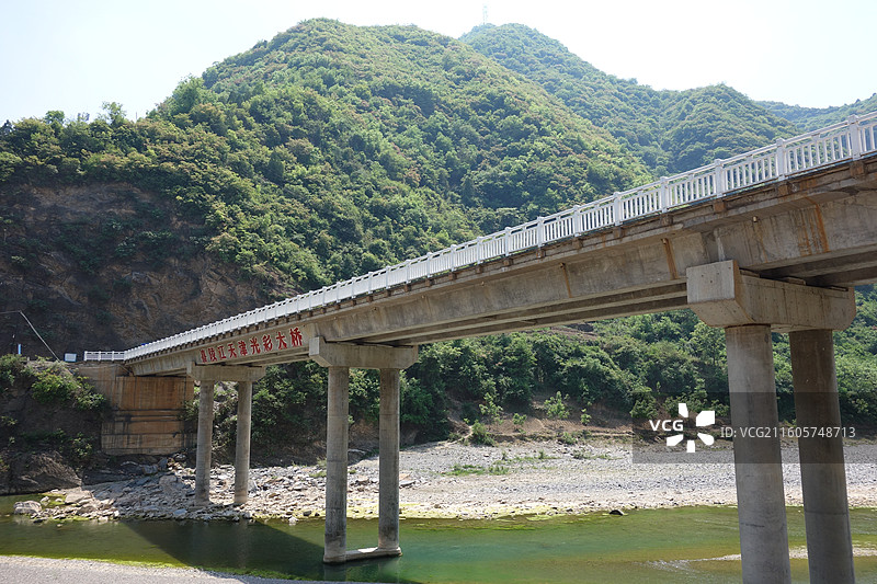 陕西省陕南汉中市略阳县白水江镇：嘉陵江天津光彩大桥图片素材