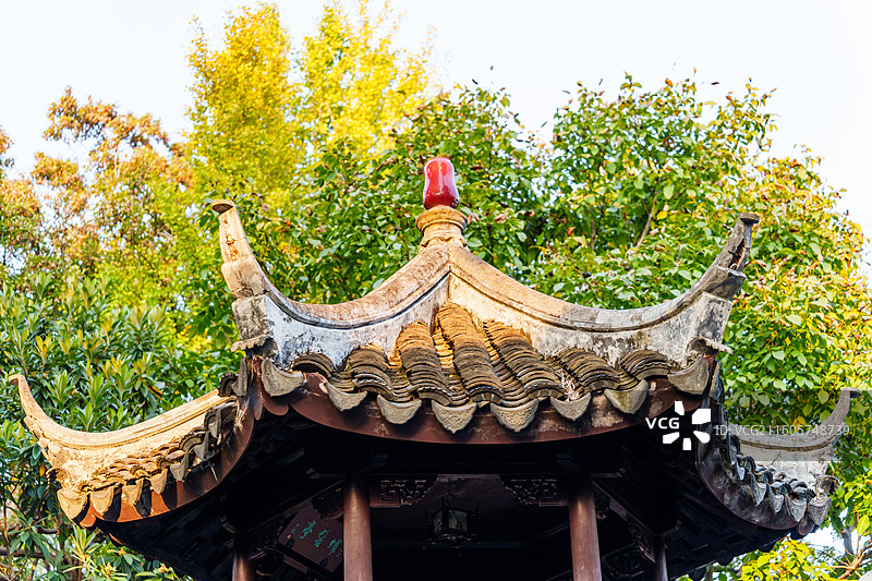 中国古代建筑亭子 六角亭 六角飞檐亭  秋日苏州园林风光六角亭 苏州园林怡园六角亭 园林凉亭图片素材