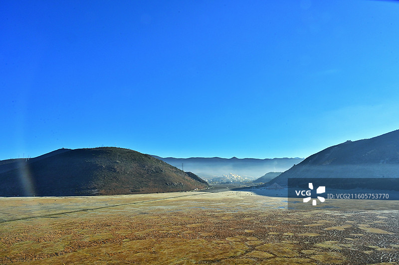 冬季的小纳帕海映射着远处的松赞林寺图片素材