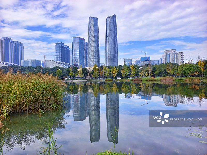 四川成都金融城交子公园双子塔图片素材