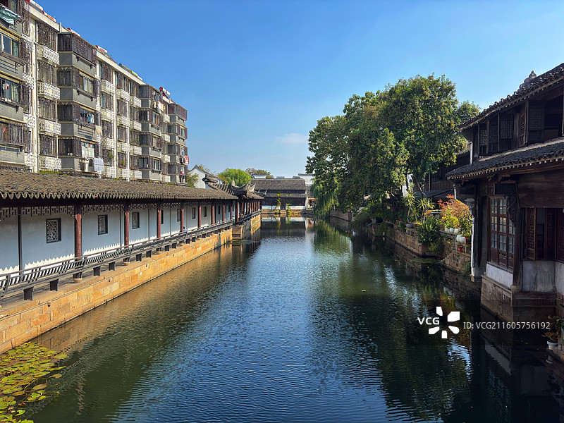 秋日里的浙江嘉兴月河历史街区：邂逅江南水乡的千年古韵与烟火繁华图片素材