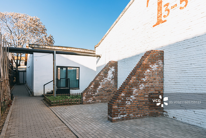 晴朗蓝天下的建筑景观图片素材