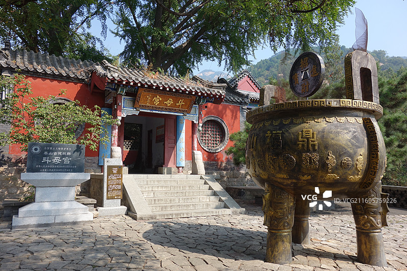 山东省泰安市东岳泰山：斗母宫和泰山福鼎图片素材
