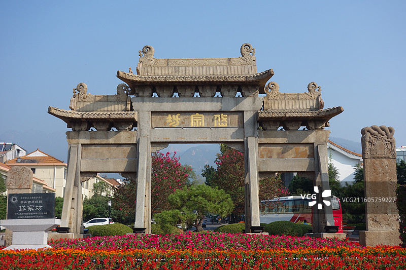 山东省泰安市东岳泰山：岱宗坊图片素材