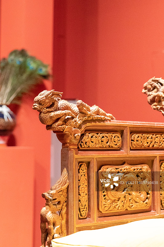 清金漆雕龙纹有束腰带托泥七屏式宝座图片素材