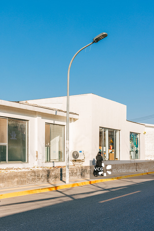 晴朗蓝天下的建筑景观图片素材