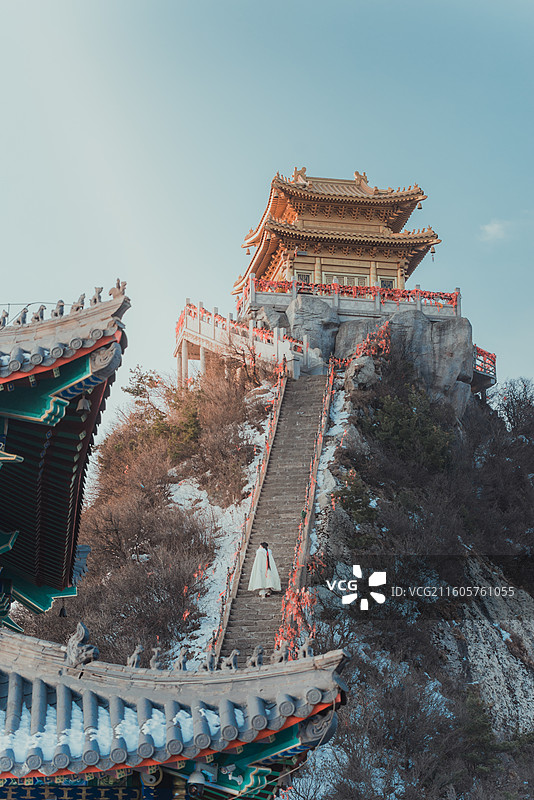 穿着汉服登金顶图片素材