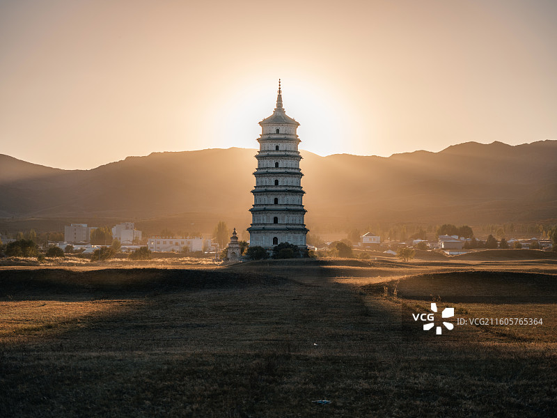 内蒙古赤峰市巴林右旗光照下的庆州白塔图片素材