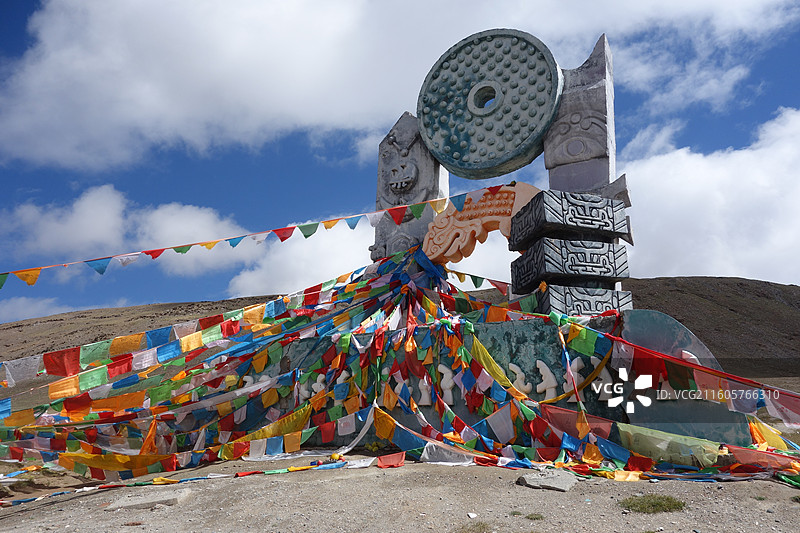 青海省格尔木市G109国道青藏公路：昆仑山口经幡雕塑图片素材