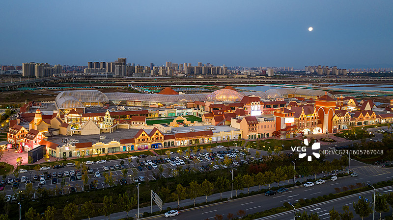 航拍青岛红岛首创奥莱月照夜景图片素材