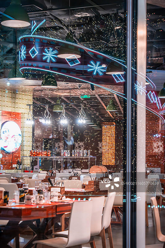 2025浦东嘉里城圣诞树装置新年场景图片素材