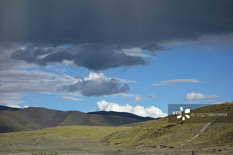 青海省玉树州曲麻莱县G215国道：曲麻莱老县城遗址天空乌云图片素材