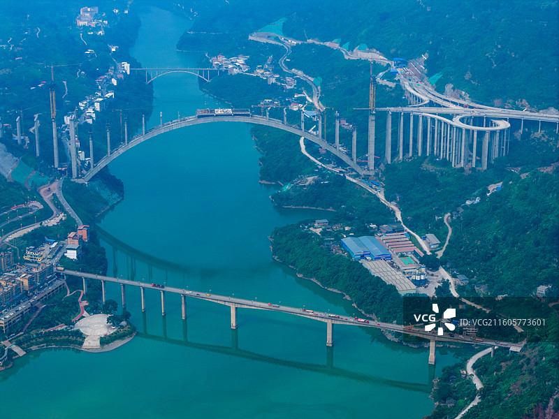 云南省昭通市绥江县长江东转风景区公路桥图片素材