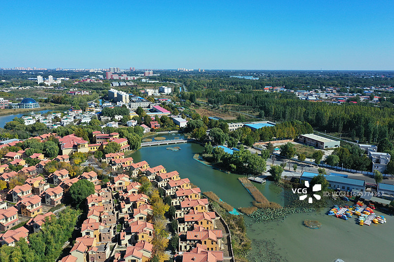 怀揣梦想画中游，乐享航拍无忧愁 鹤发童颜精神爽，与时俱进不停留 人生无悔走大道，万水千山任我走图片素材