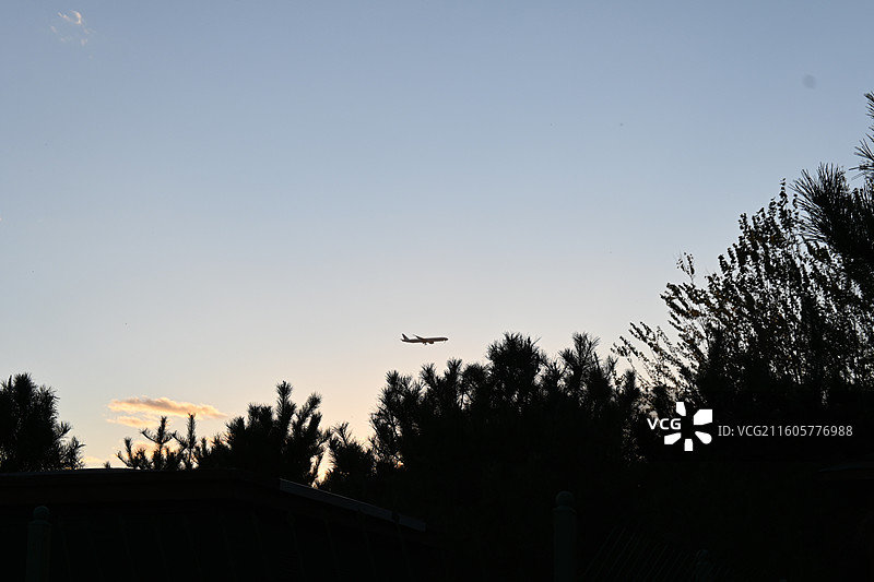 飞机在晴空中飞行的低角度视图图片素材