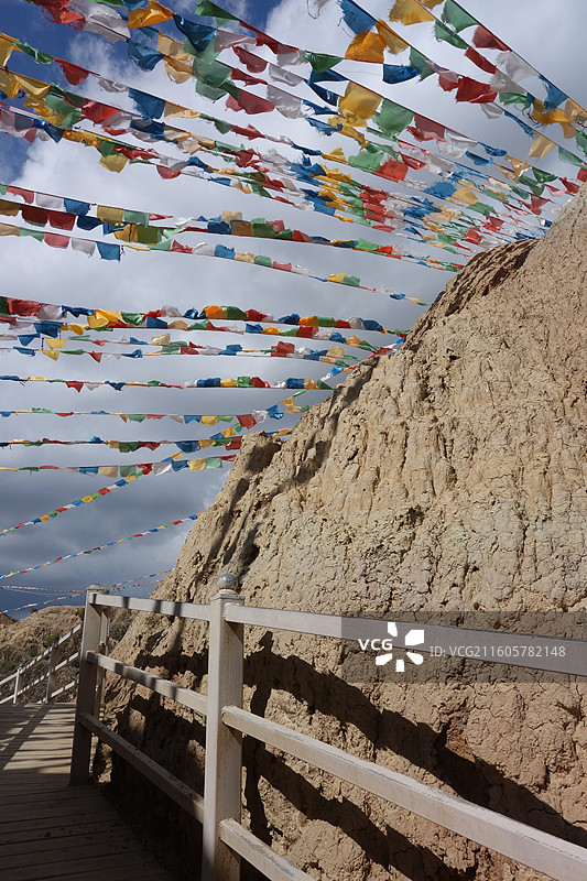 青海省海南州共和县龙羊峡土林地质公园：经幡图片素材