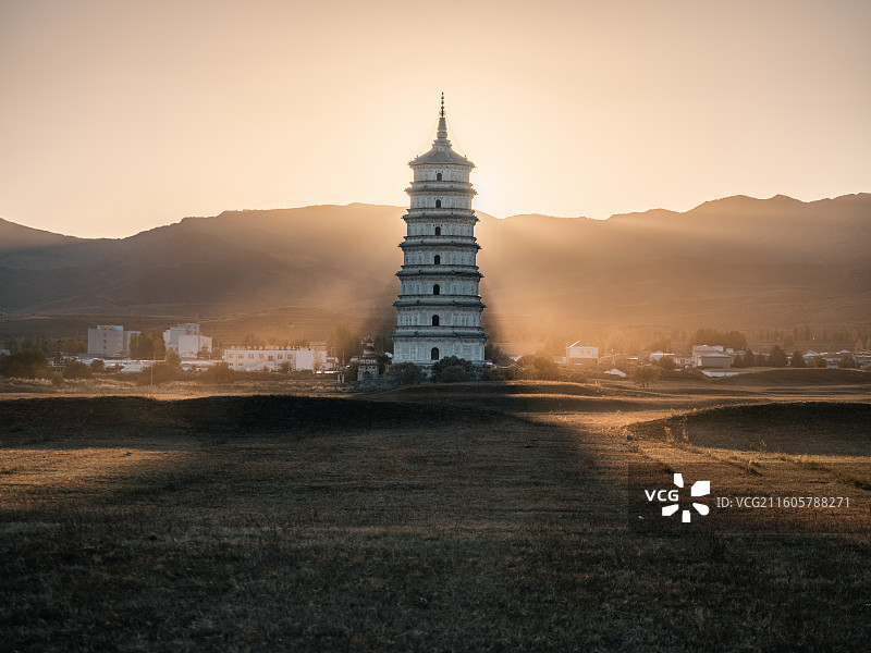 内蒙古赤峰市巴林右旗光照下的庆州白塔图片素材