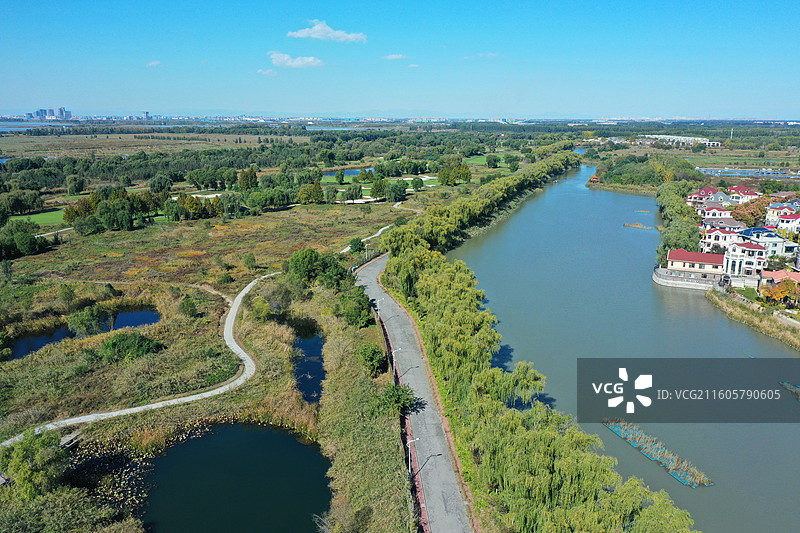 怀揣梦想画中游，乐享航拍无忧愁  鹤发童颜精神爽，与时俱进不停留  人生无悔走大道，万水千山任我走图片素材