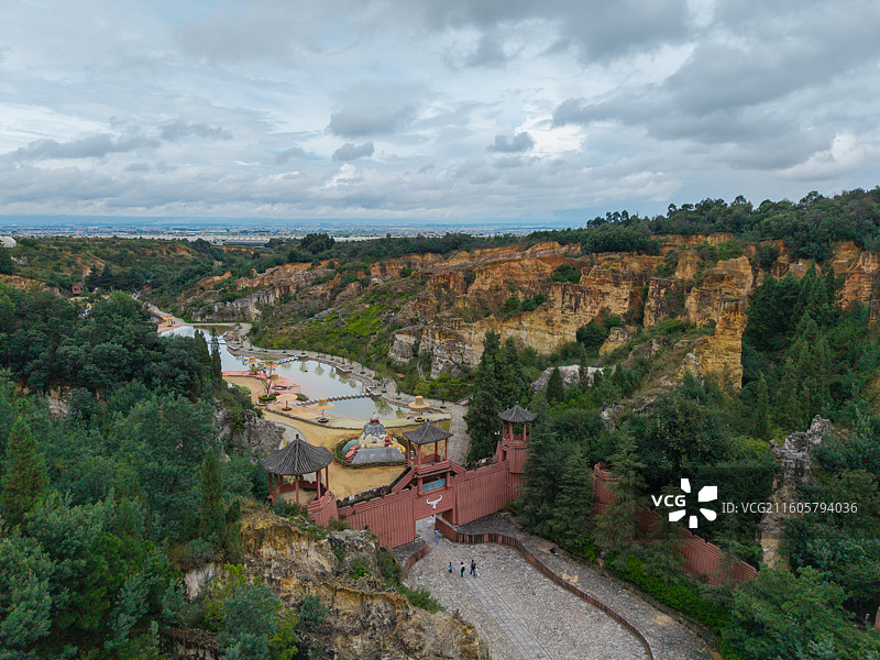 航拍曲靖陆良彩色沙林图片素材