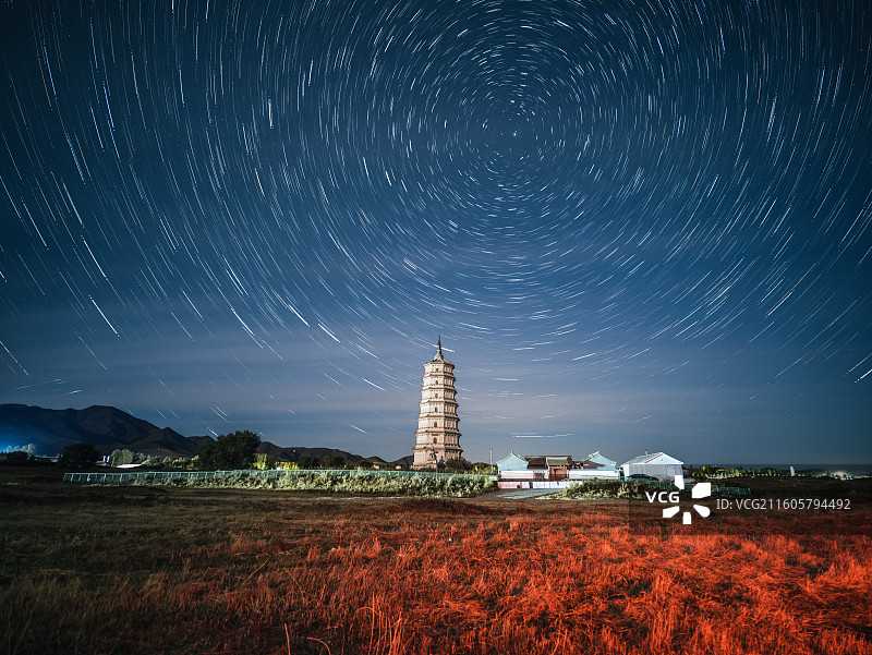 内蒙古赤峰市巴林右旗神秘星空下的庆州白塔图片素材