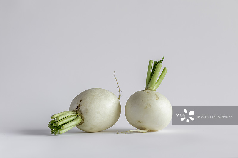 白色背景下萝卜的特写镜头图片素材