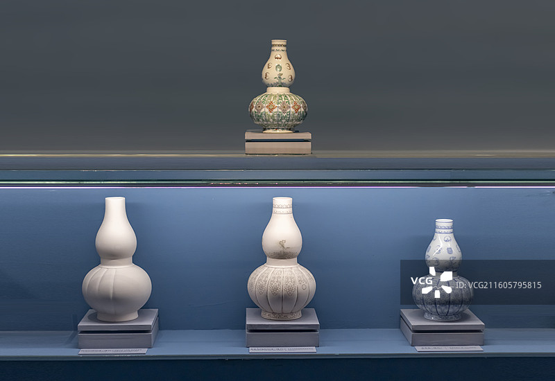 斗彩番莲纹葫芦瓶 清 雍正 坯体 青花勾线 青花瓷 中国国家博物馆图片素材