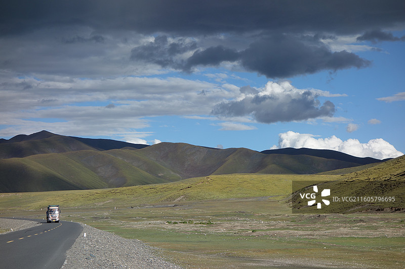 青海省玉树州曲麻莱县G215国道：曲麻莱老县城遗址天空乌云图片素材