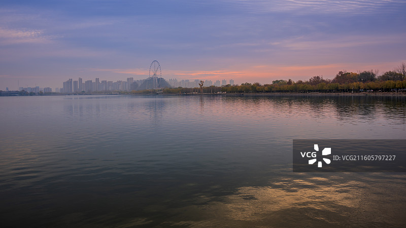 聊城东昌湖畔初冬晨景25.11图片素材